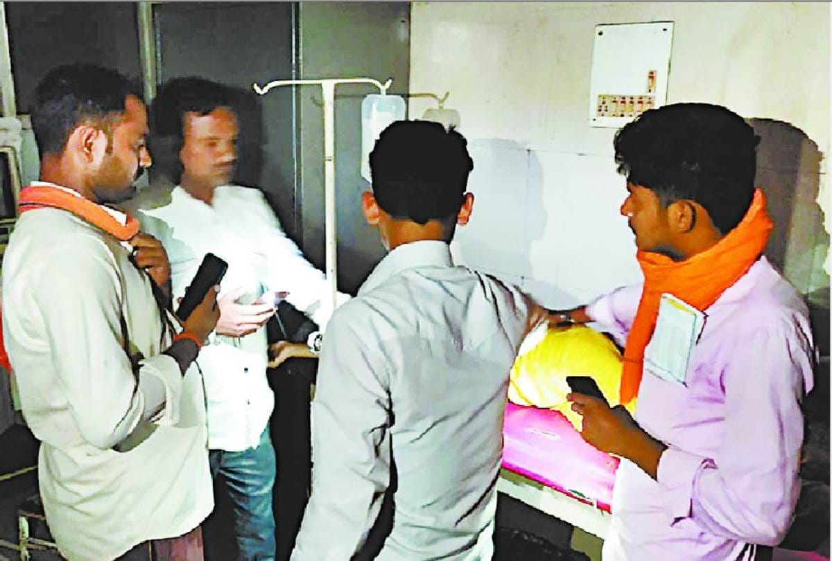 electricity interrupted in bahraich hospital, treatment done in mobile flash light