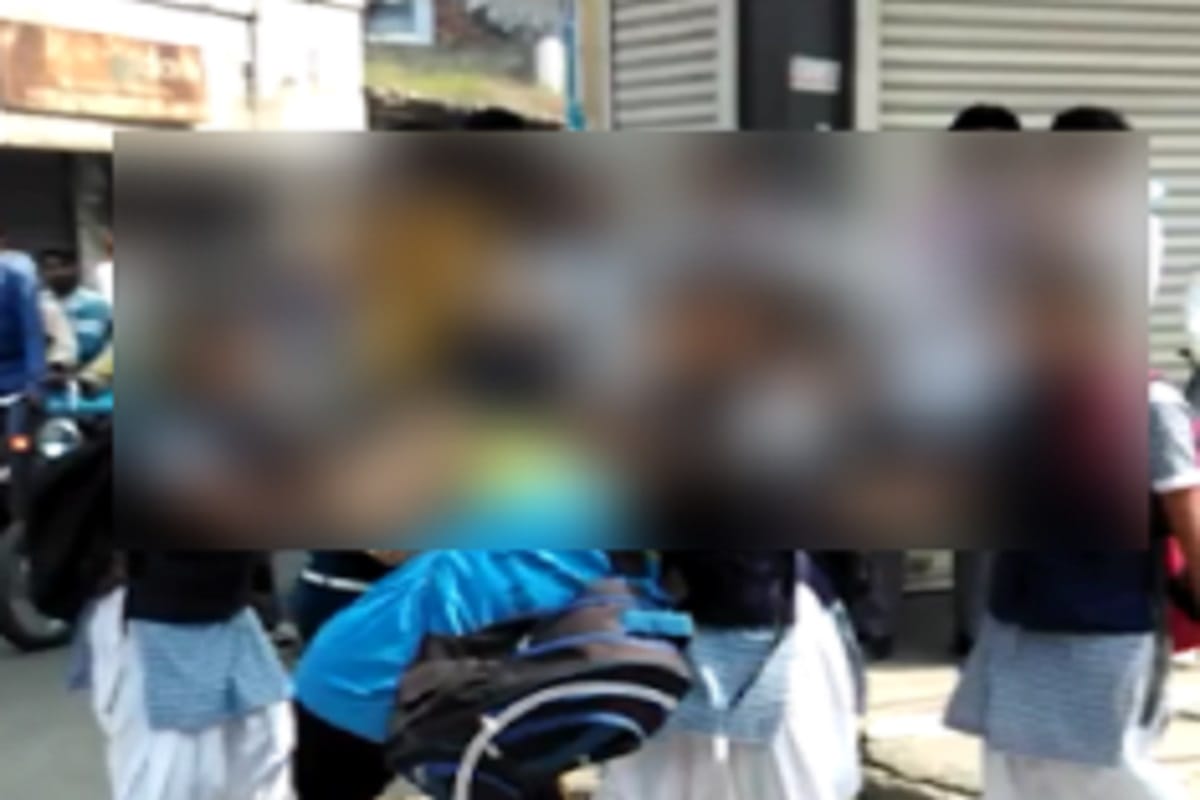 Fighting between in two girl students on road at Meerut city, video viral