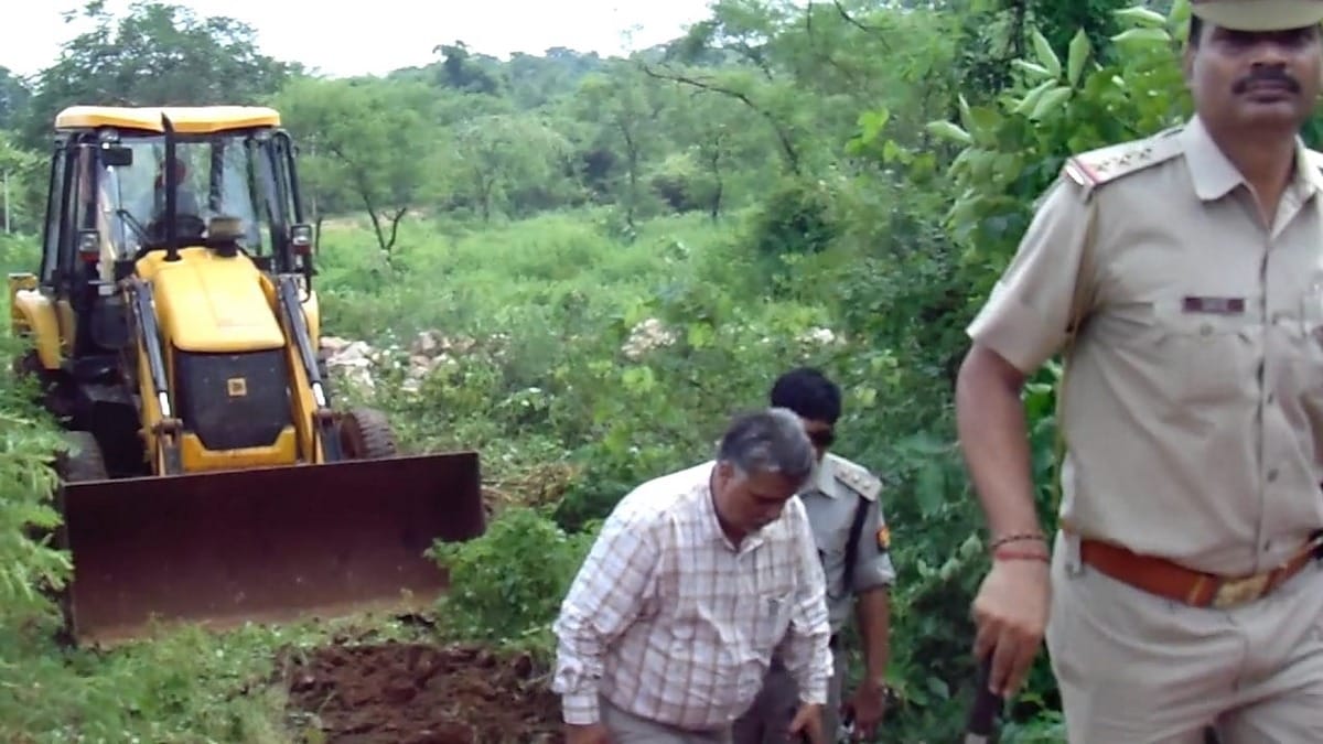 police remove illegal possession of sikhati aashram in madihan mirzapur