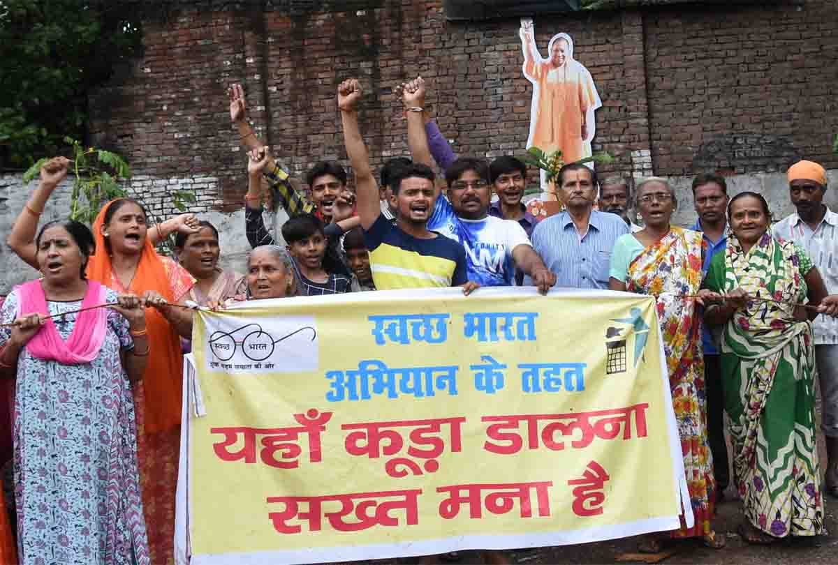 Opposed to garbage by putting CM Yogi's photo