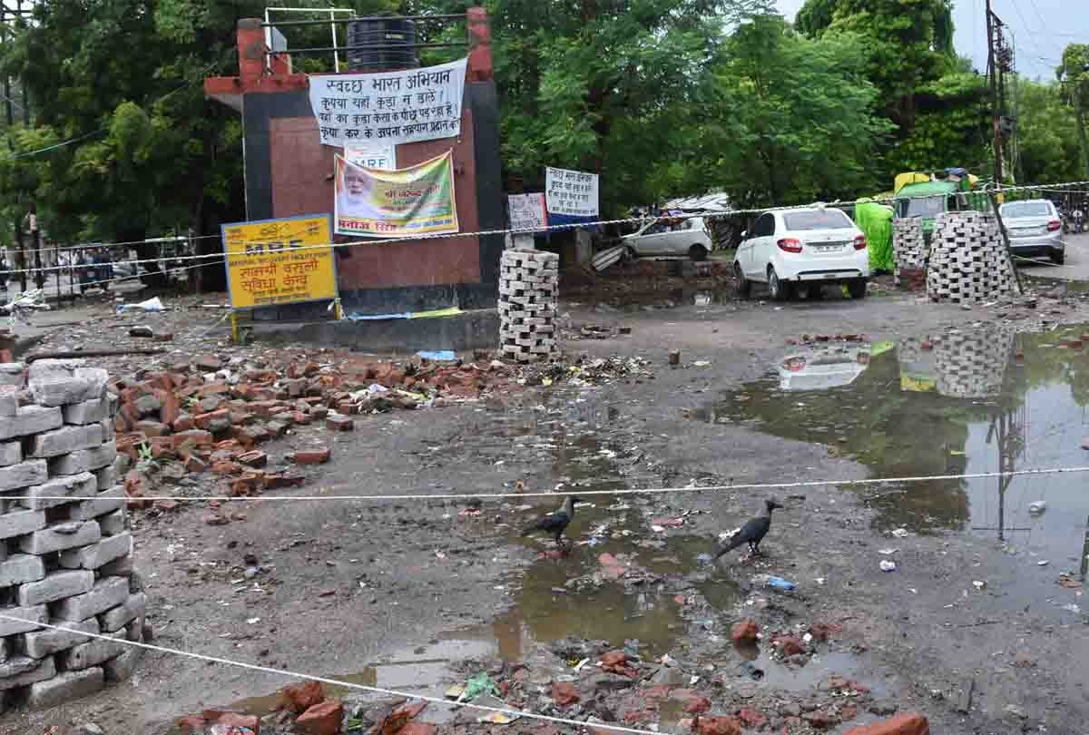Opposed to garbage by putting CM Yogi's photo