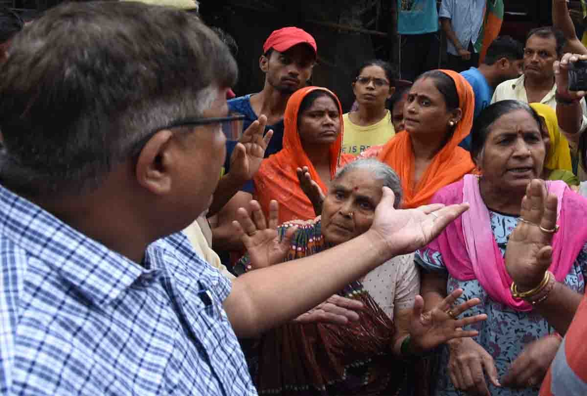 Opposed to garbage by putting CM Yogi's photo