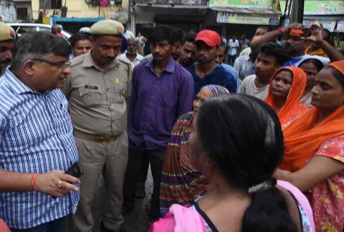 Opposed to garbage by putting CM Yogi's photo