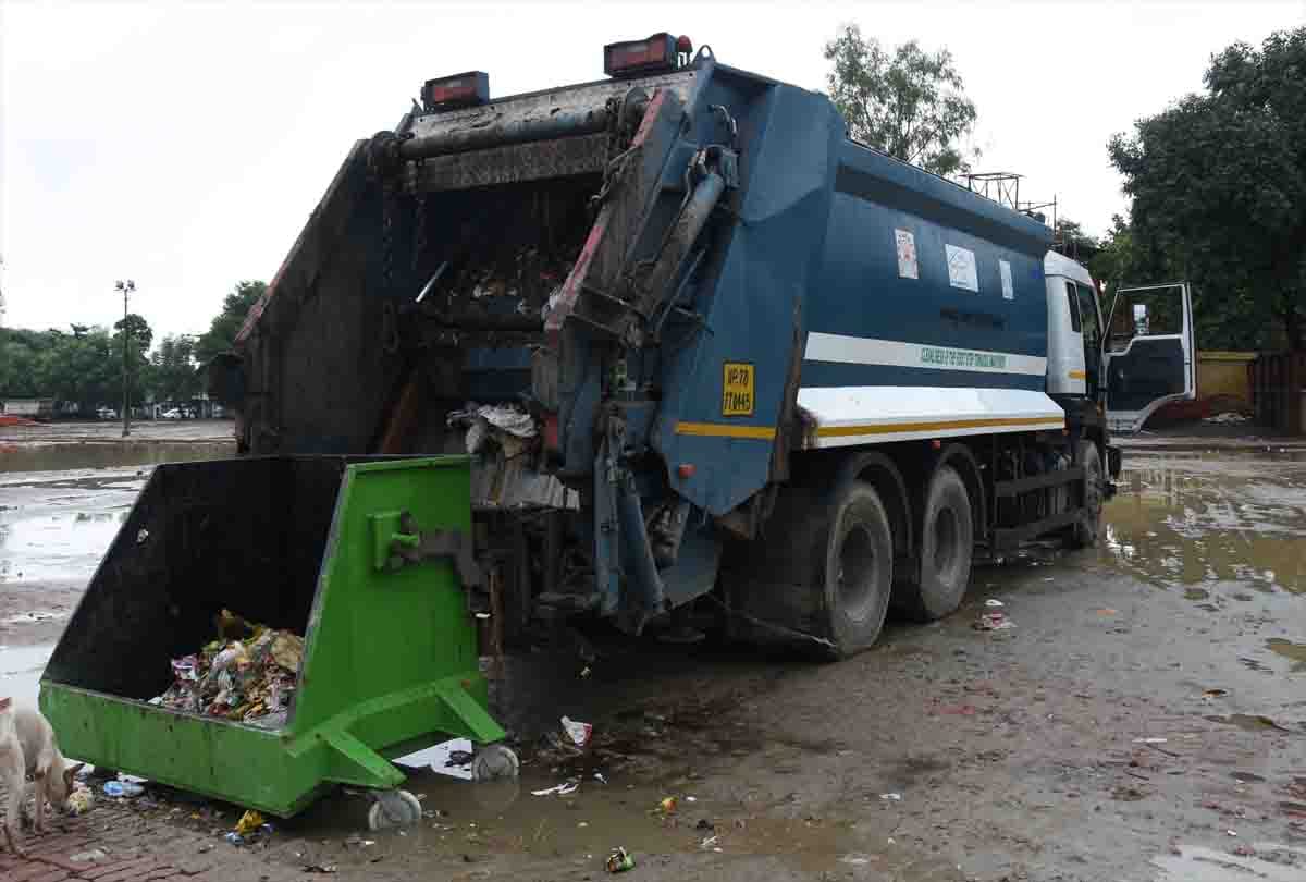 Opposed to garbage by putting CM Yogi's photo