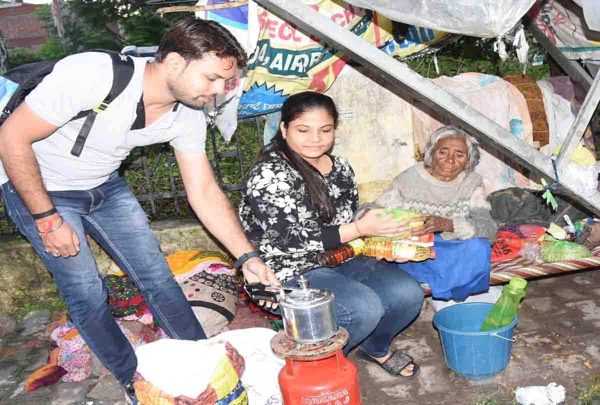 Rashmi came from Delhi to help the destitute elderly in kanpur