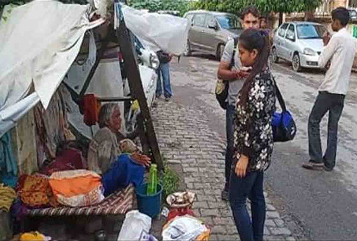 Rashmi came from Delhi to help the destitute elderly in kanpur