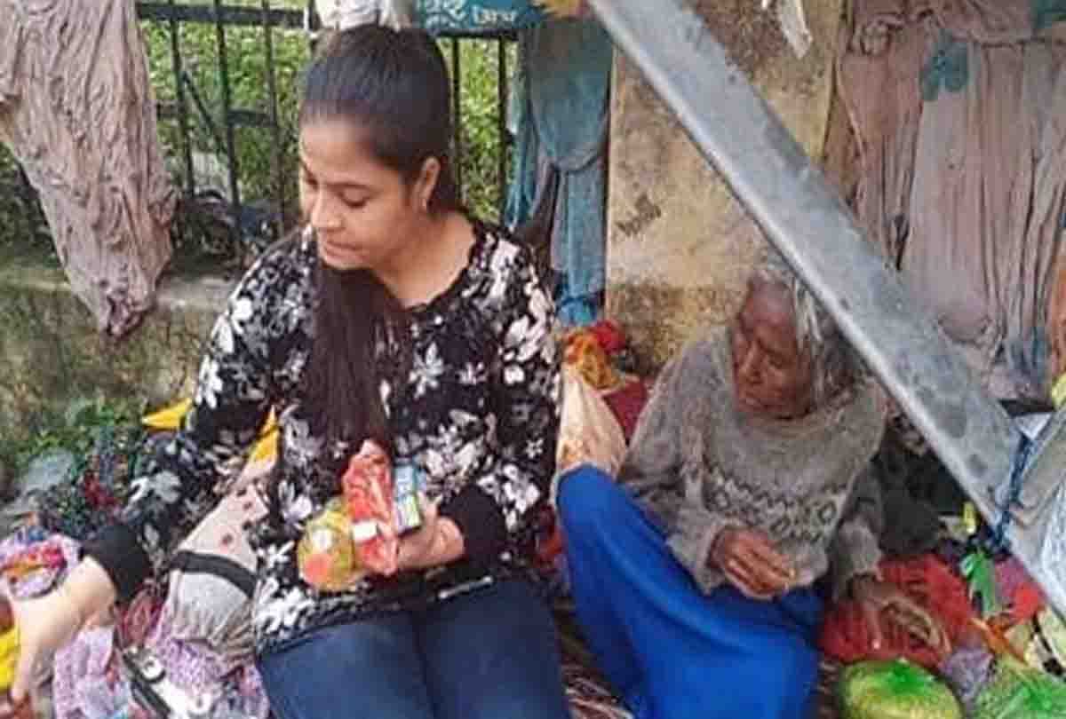 Rashmi came from Delhi to help the destitute elderly in kanpur