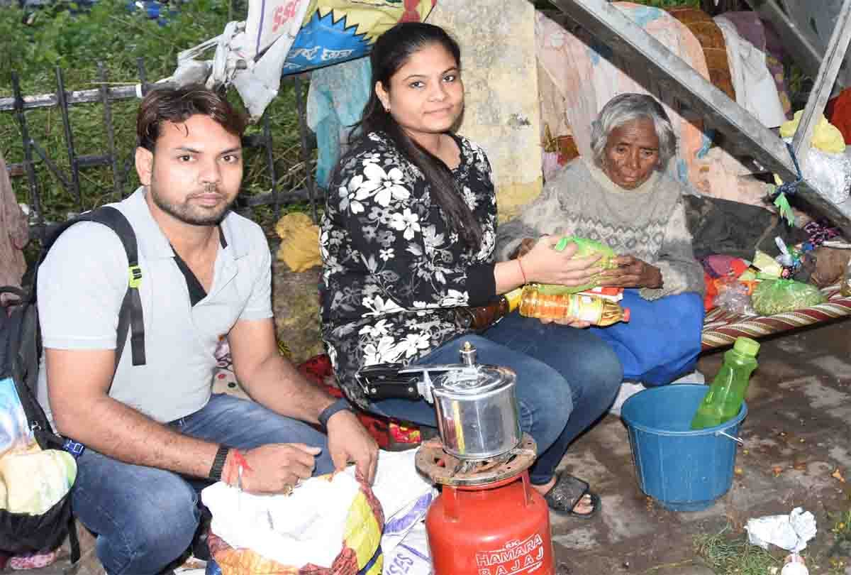 Rashmi came from Delhi to help the destitute elderly in kanpur
