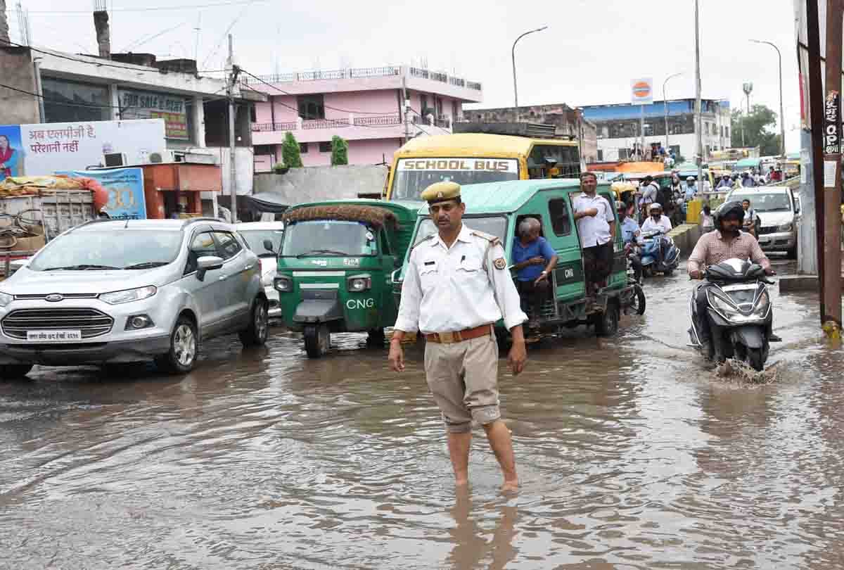 This traffic soldier from Kanpur stop bjp up president car