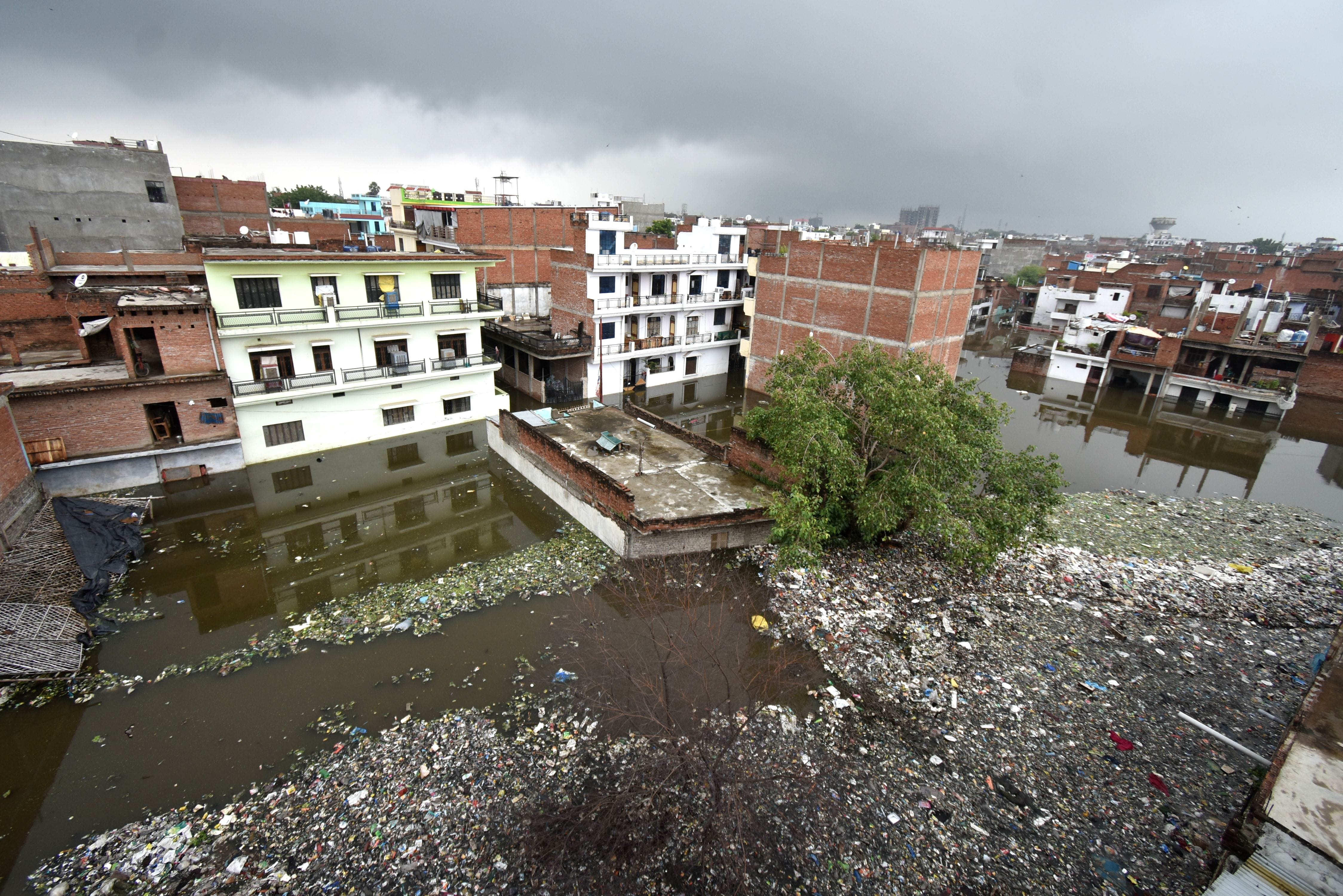 Prayagraj: Vikral Yamuna, beyond the danger mark, water filled in hundreds of colonies