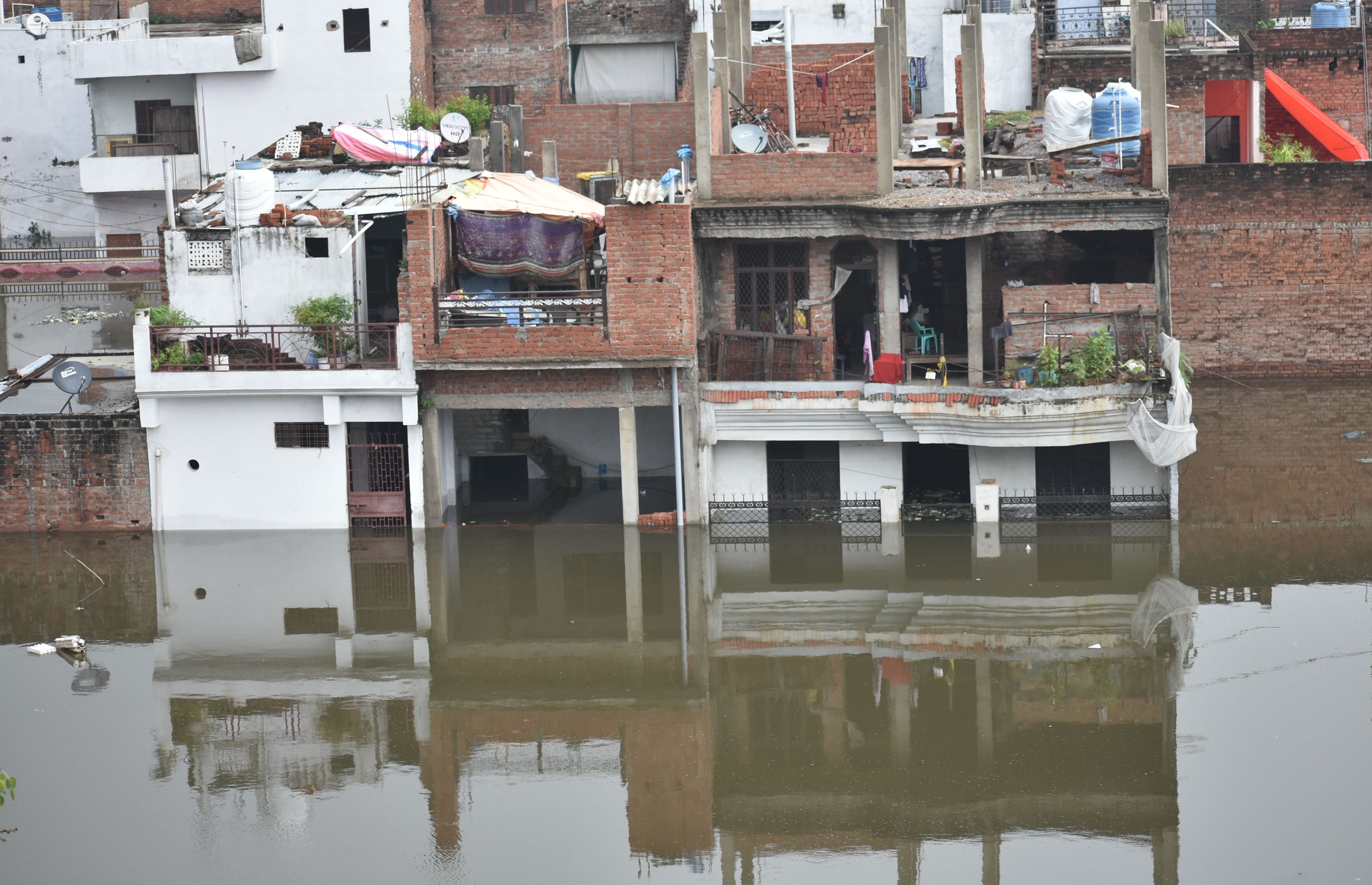 Prayagraj: Vikral Yamuna, beyond the danger mark, water filled in hundreds of colonies