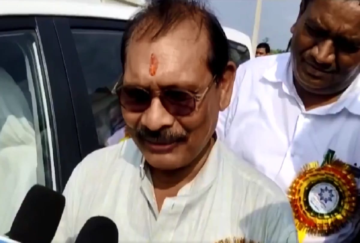 Bag stolen in train minister Premasai Singh Tekam blame to PM Narendra Modi