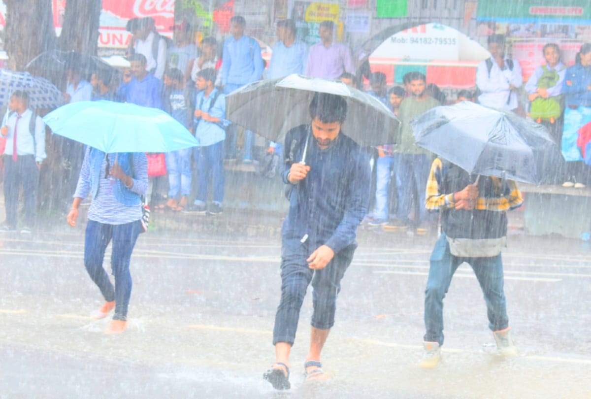 himachal weather report: heavy rainfall recorded in dharamashla, Water entered into homes