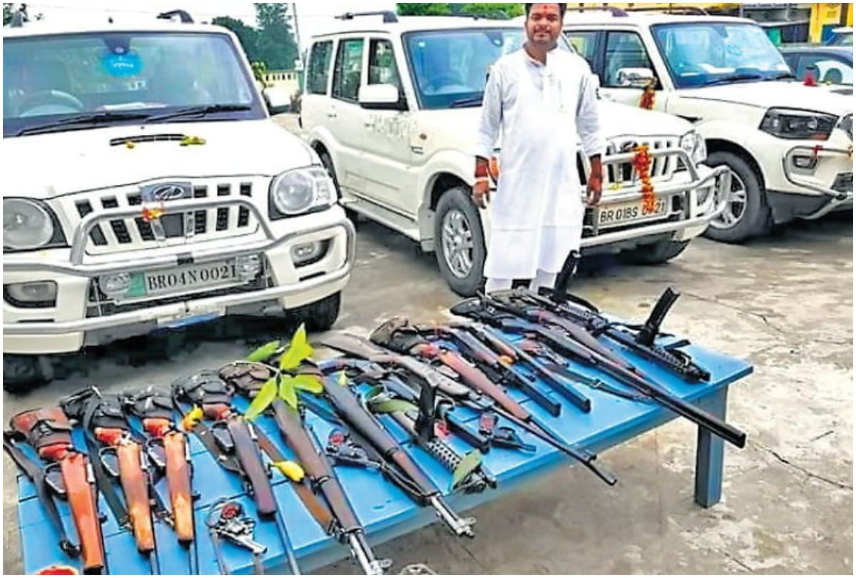 Picture of RJD Leader Randheer singh, son of Ex MP Prabhunath singh with arms is going viral