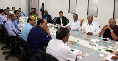संवाद के दौरान उपस्थित लोग
