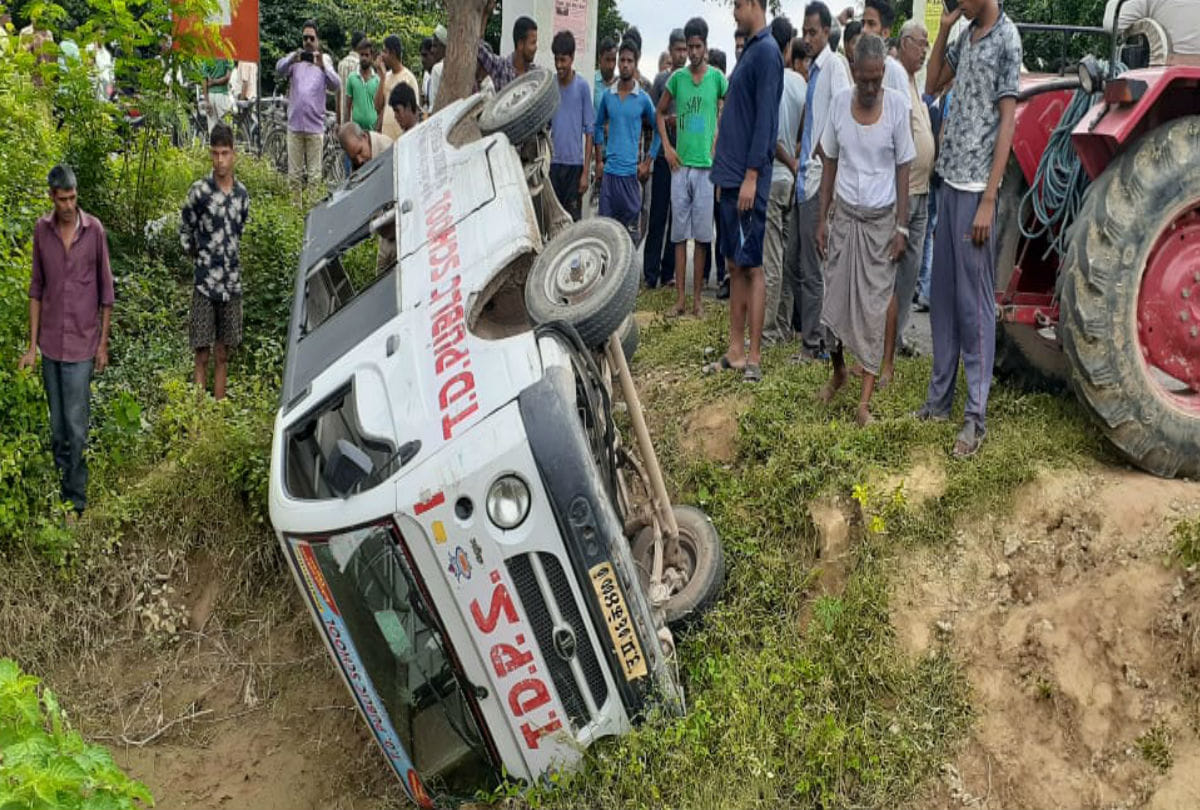 Tds School van Accident Many Student Injured in Aliganj Etah