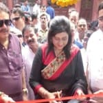 बेबी फीडिंग रूम का शुभारंभ करतीं सांसद की पत्नी मधु बघेल
