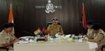 पुलिस अधिकारियों की बैठक लेते पुलिस महानिरीक्षक मोहित अग्रवाल।