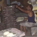 गंदगी में बनाते खाद्य पदार्थ