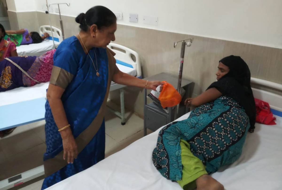 governor anandiben patel in gonda, inspects district womens hospital