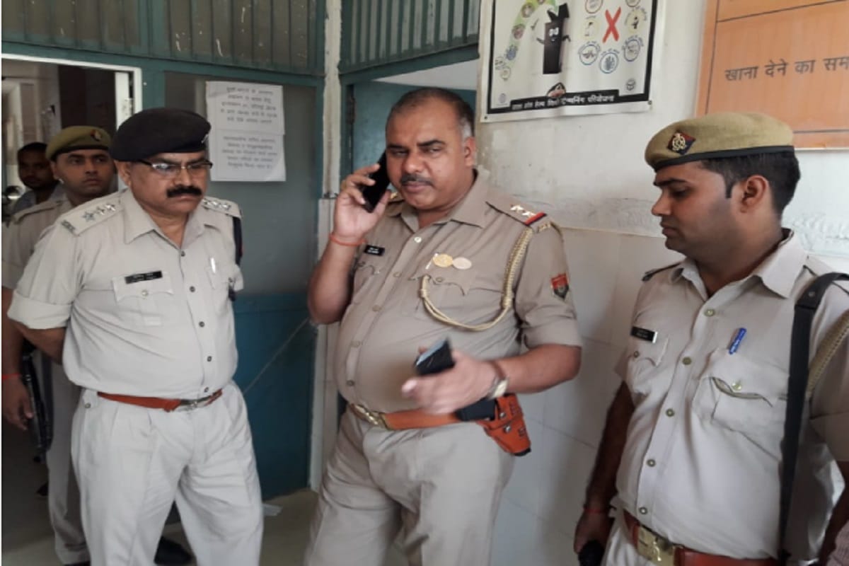 Crooks one lakh looted from a employee of finance company at Baghpat district