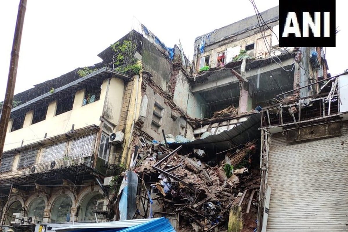portion of four-storied building at Lokmanya Tilak Road collapses, rescue vehicle reaches spot