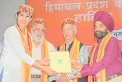 CU Meritorious got Medals and degrees in white kurta and Himachali cap
