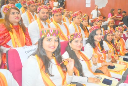 CU Meritorious got Medals and degrees in white kurta and Himachali cap