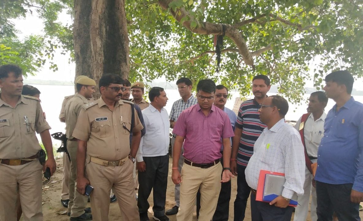 dm sp saw the water logged area of ganga and yamuna