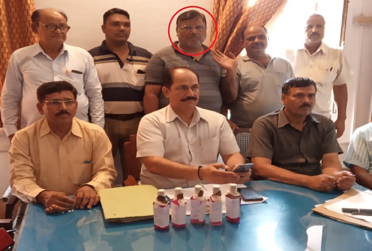 Anti Corruption Team caught Babu of Roadways taking bribe of fifteen thousand in bareilly