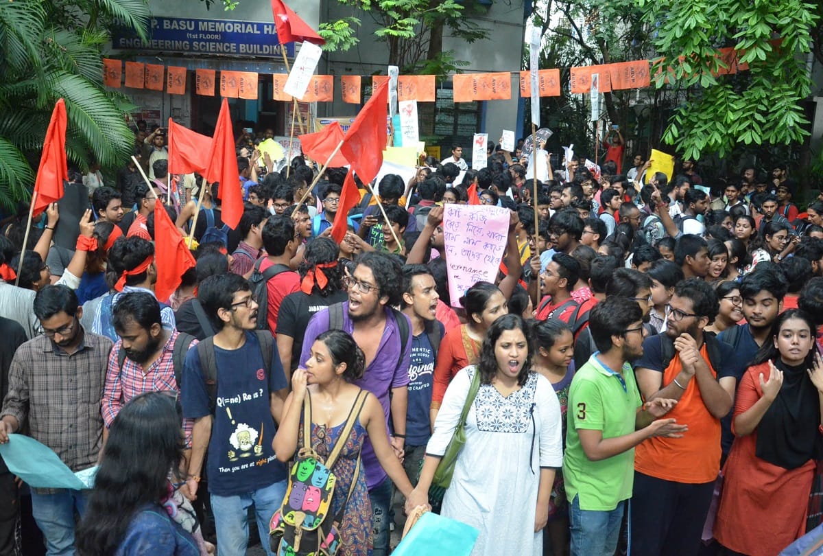 union minister babul supriyo faced massive protest from jadavpur university students, see pictures