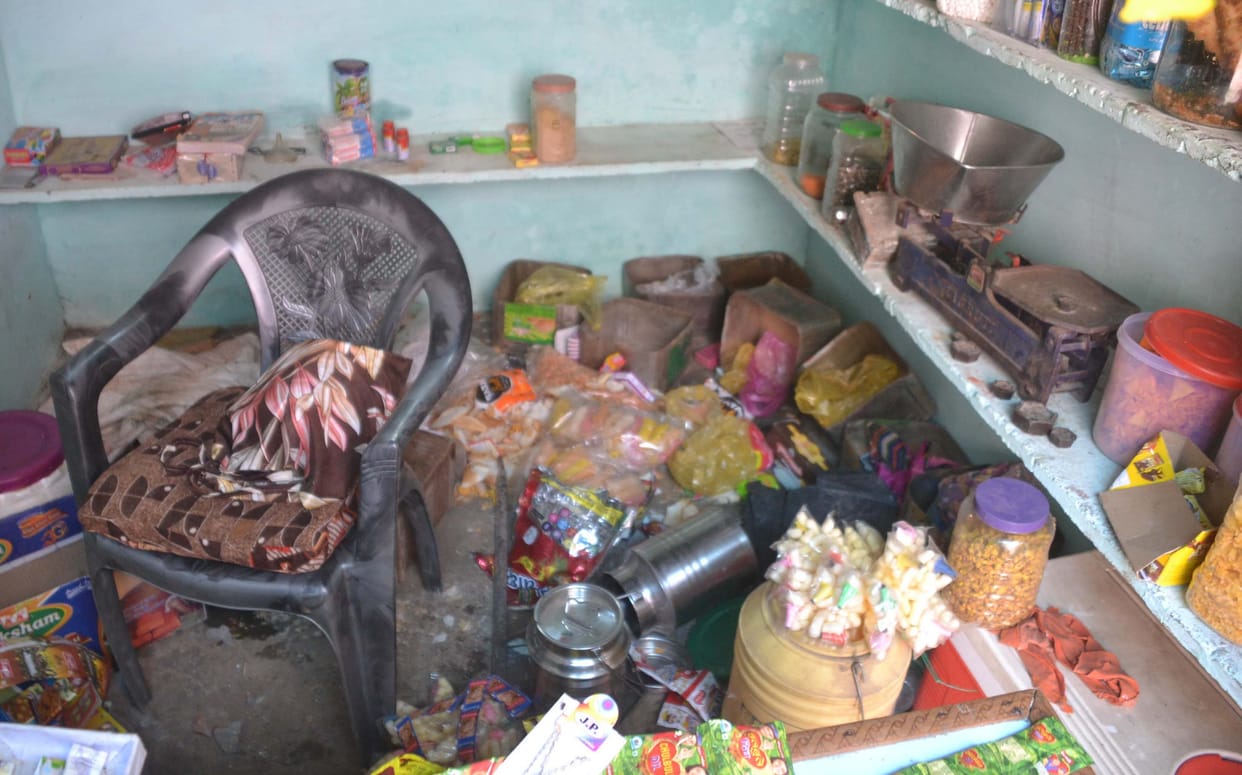 Cash and goods stolen by breaking into the shop
