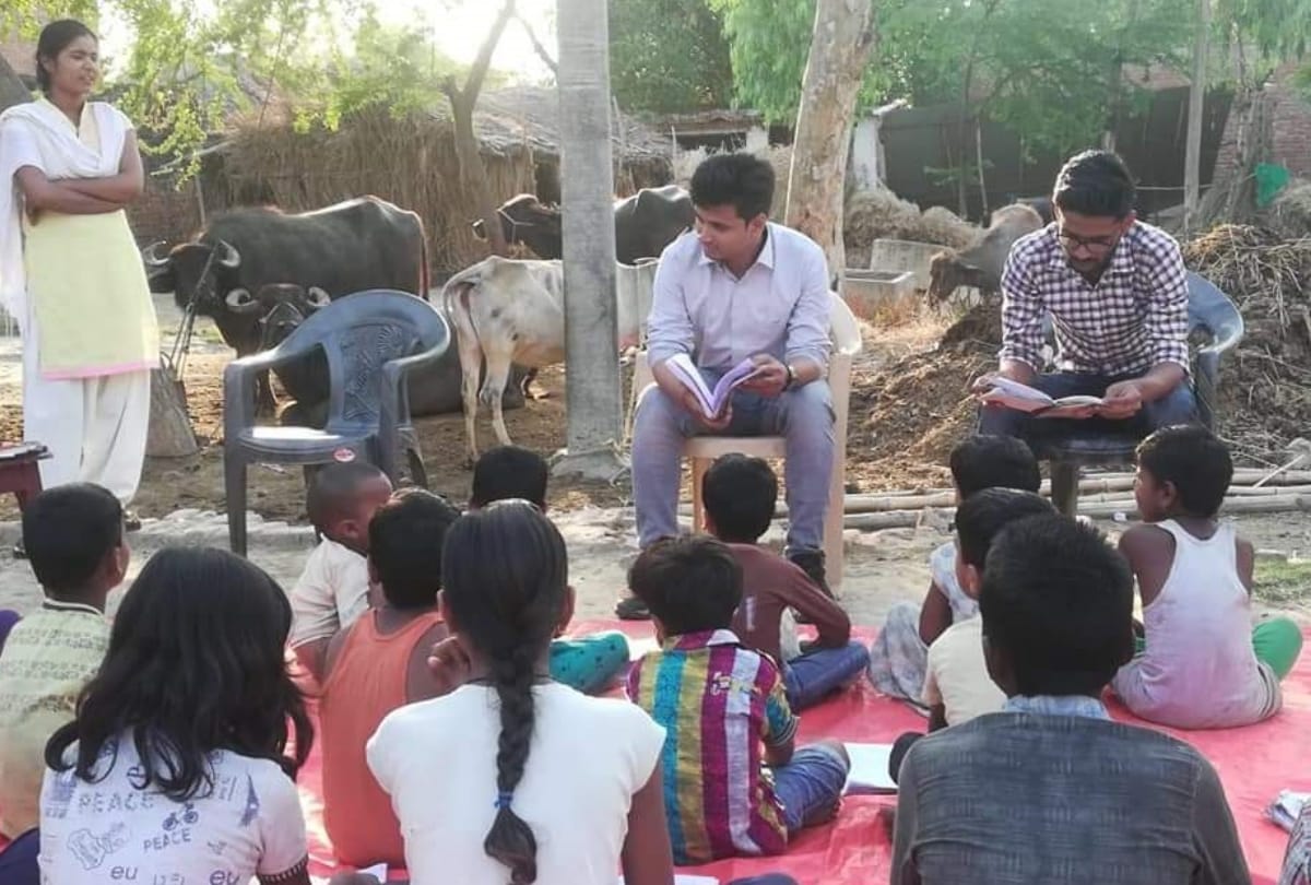 lucknow university's students teaching children of slum areas