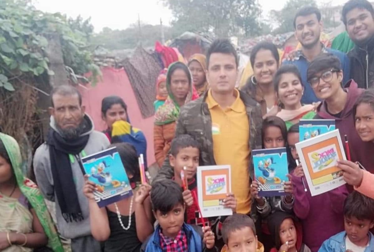 lucknow university's students teaching children of slum areas