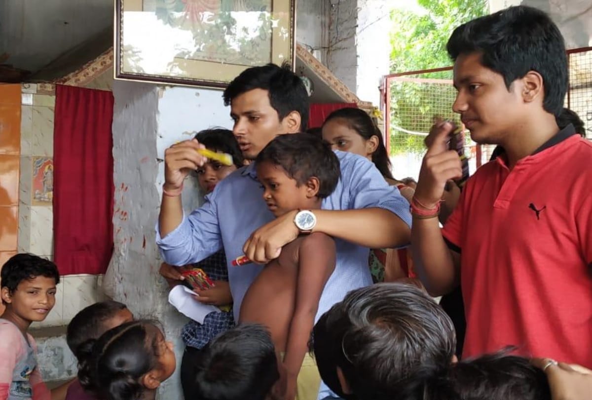 lucknow university's students teaching children of slum areas