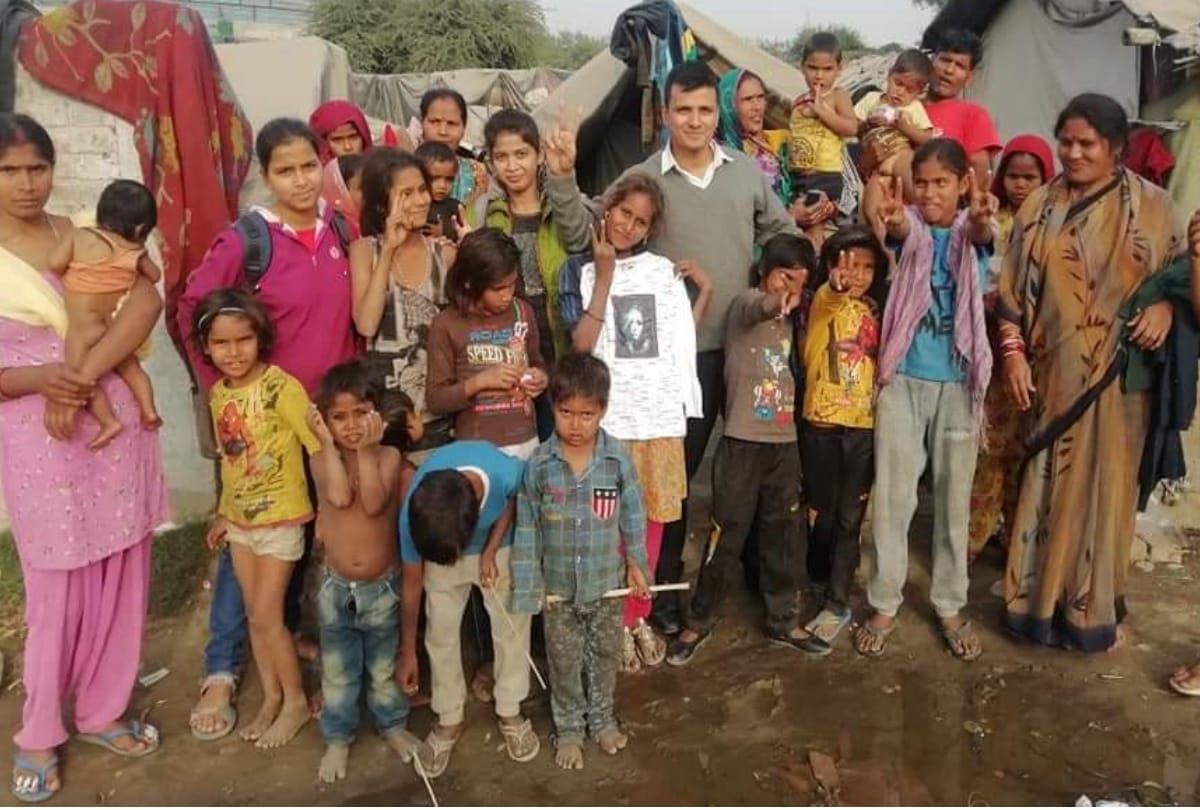 lucknow university's students teaching children of slum areas