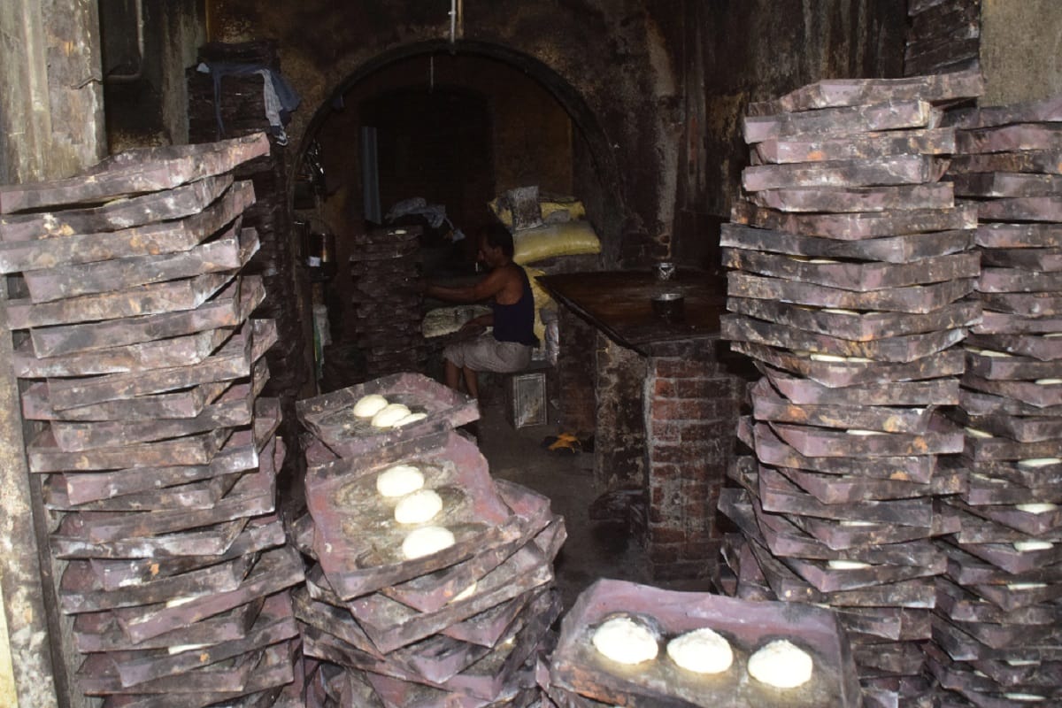 Meerut News: pav bhaji cake and bisket are made in filth, do you know the truth