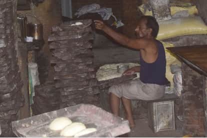 गंदगी में बनाते खाद्य पदार्थ