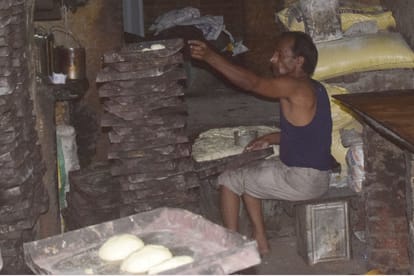 गंदगी में बनाते खाद्य पदार्थ