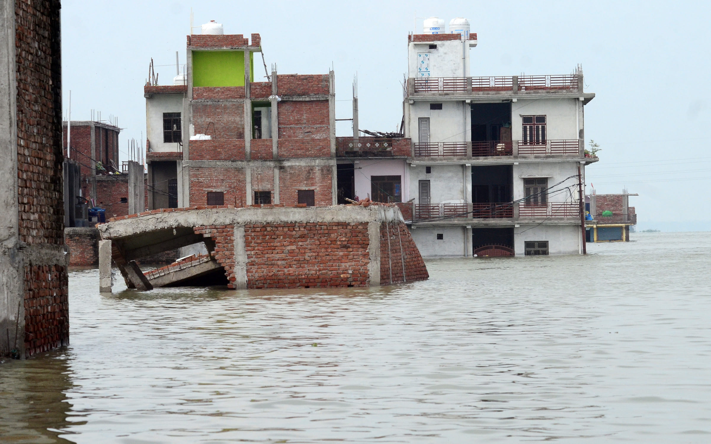 Prayagraj News: The rising Ganga-Yamuna continues to grow
