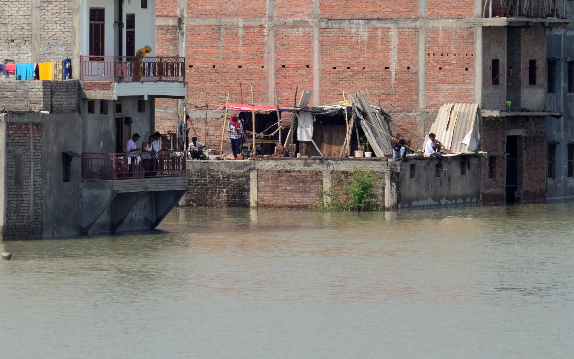 Prayagraj News: The rising Ganga-Yamuna continues to grow