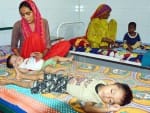 जिला चिकित्सालय के पोषण पुर्नवास केंद्र में भर्ती कुपोषित बच्चे।