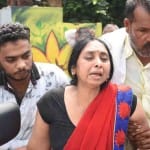बेटे की मौत पर बदहवास मां और अन्य परिजन