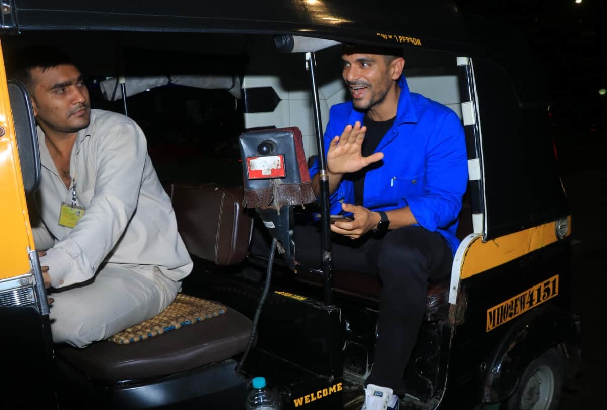 Latest Bollywood News: angad bedi travel in an auto here pictures