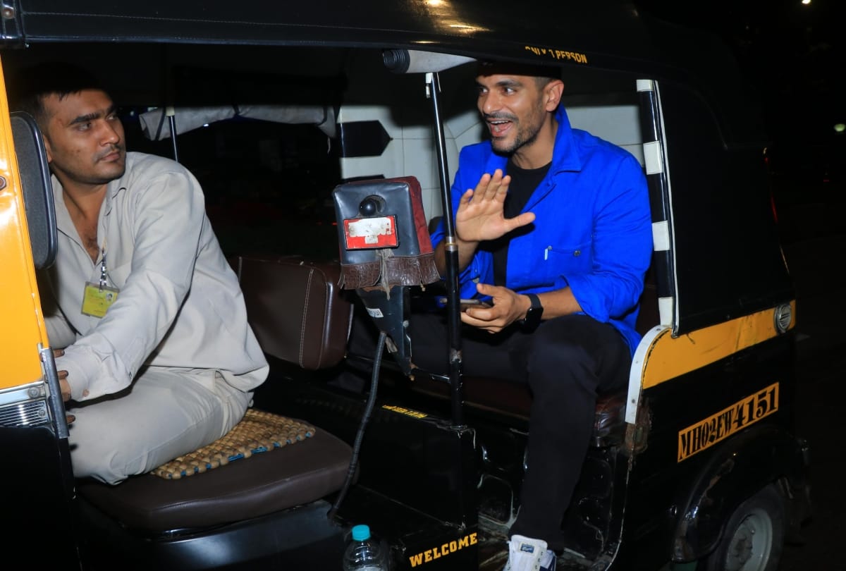 Latest Bollywood News: angad bedi travel in an auto here pictures