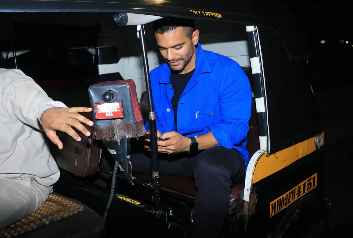 Latest Bollywood News: angad bedi travel in an auto here pictures