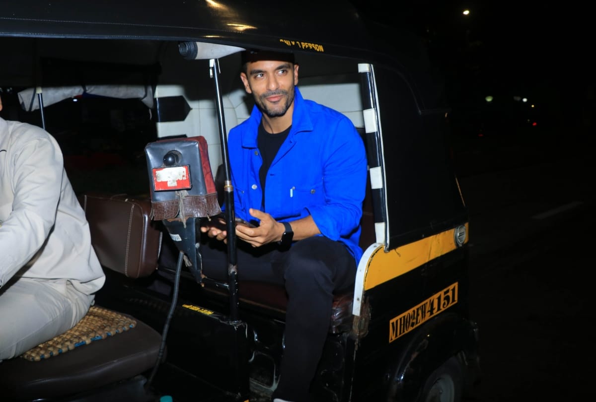 Latest Bollywood News: angad bedi travel in an auto here pictures