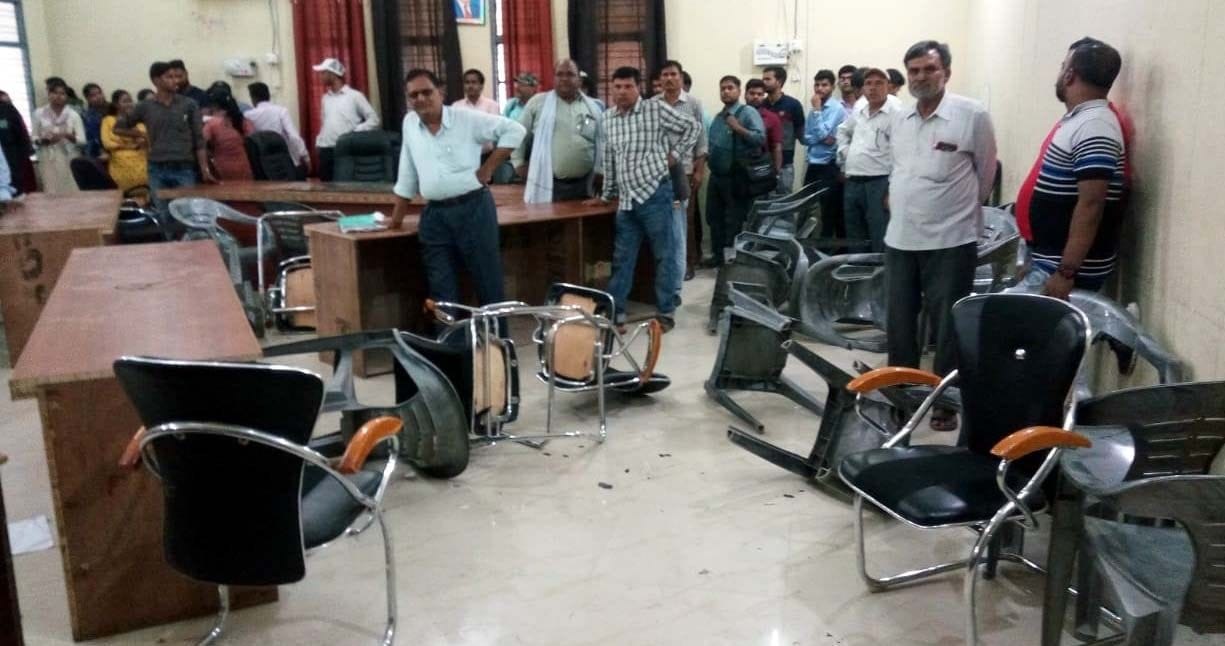chhibaraamoo tahaseel mein vakeelon-lekhapaalon mein maarapeet, todaphod