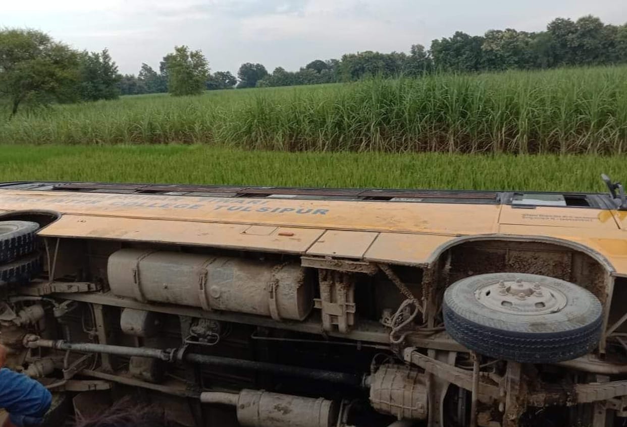 School bus overturns, children narrowly escaped