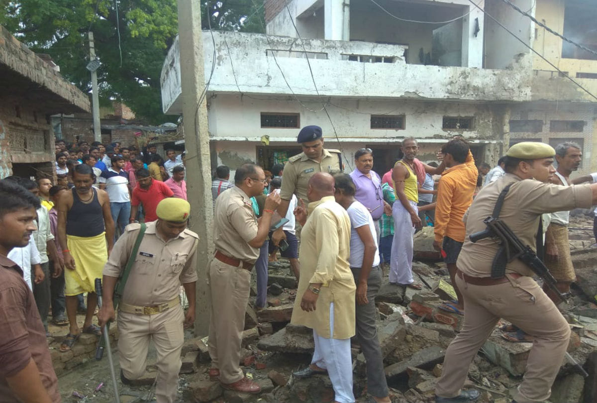 UP News In Hindi: Blast In Cracker Factory Etah